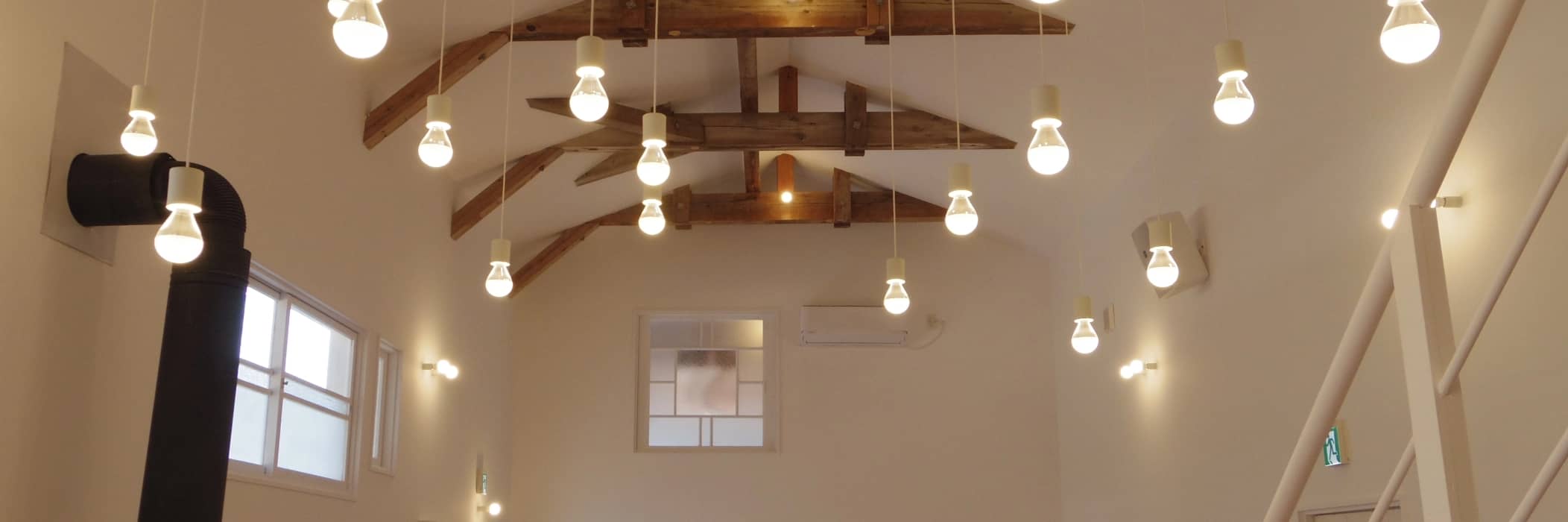 Cafe Kiridas白い内装の中天井にある多数の電球