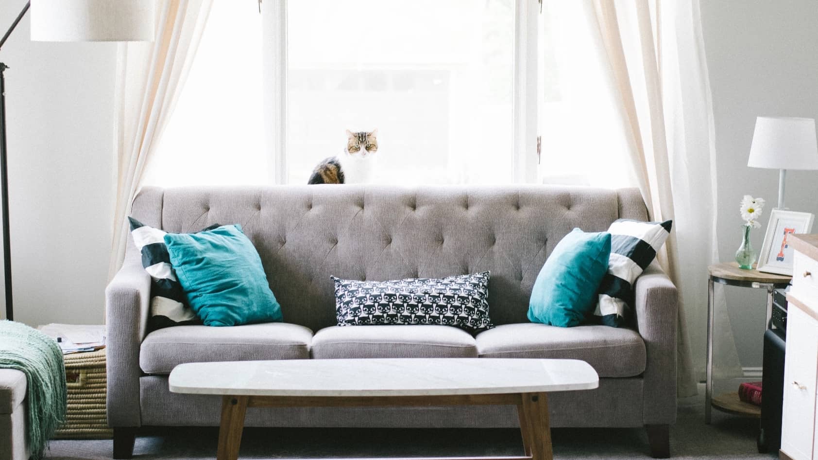 カラフルなクッションを置いているグレーのソファーがお部屋の中心にある風景